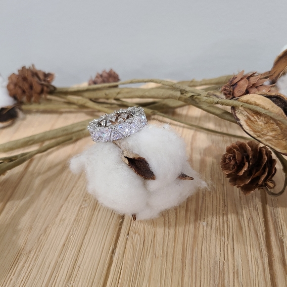 🎊🎊NEW🎊🎊BEAUTIFUL!! TRIANGLE CZ Ring in SILVER Plating 🎊🎊 - Picture 8 of 16